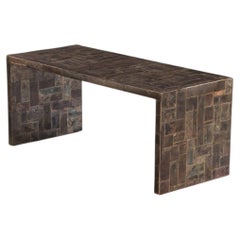 Une table basse recouverte de mica, dans le style de Jean-Michel Frank