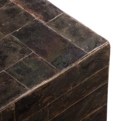 Une table basse recouverte de mica, dans le style de Jean-Michel Frank