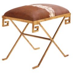 Banc en fer doré recouvert de cuir de vache neuf. Contemporain.