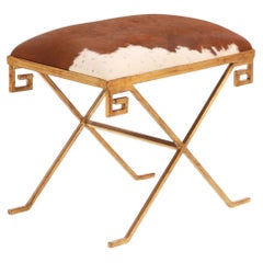 Banc en fer doré recouvert de cuir de vache neuf. Contemporain.