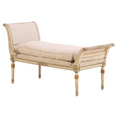 Piccola chaise longue in legno dipinto e dorato in stile Direttorio francese, 1920 circa