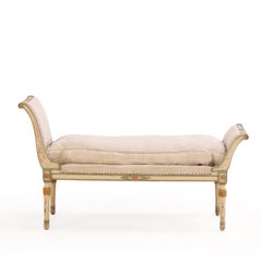 Piccola chaise longue in legno dipinto e dorato in stile Direttorio francese, 1920 circa