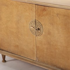 Raro armario de dos puertas de pergamino, de alrededor de 1950, al estilo de James Mont.