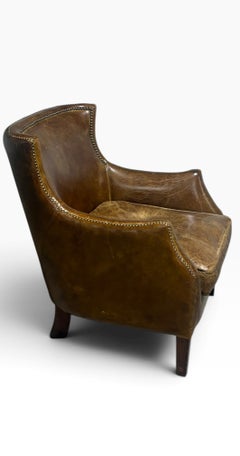 Poltrona tradizionale in pelle marrone con borchie