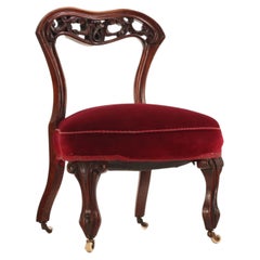 Ein antiker viktorianischer Boudoir-Sessel aus geschnitztem Nussbaumholz, 19. Jahrhundert.