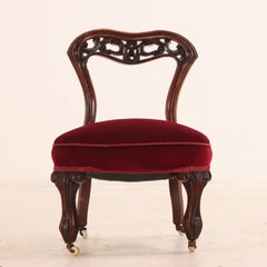 Ein antiker viktorianischer Boudoir-Sessel aus geschnitztem Nussbaumholz, 19. Jahrhundert.