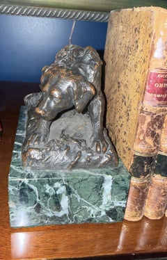 Sujetalibros franceses del siglo XIX con perros de caza de bronce y la inscripción «FRATIN» sobre «Verde Alpi M»
