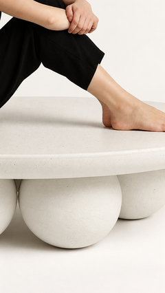 Weißer, runder, organischer, moderner Couchtisch Piedi aus Steinguss von Alentes Atelier