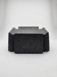 Table basse « Cathedra Ι » en pierre moulée noire par Alentes, fabriquée à la main en Grèce