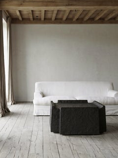 Mesa de centro «Cathedra Ι» de piedra moldeada negra de Alentes, hecha a mano en Grecia
