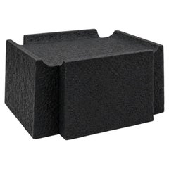 Table basse « Cathedra Ι » en pierre moulée noire par Alentes, fabriquée à la main en Grèce