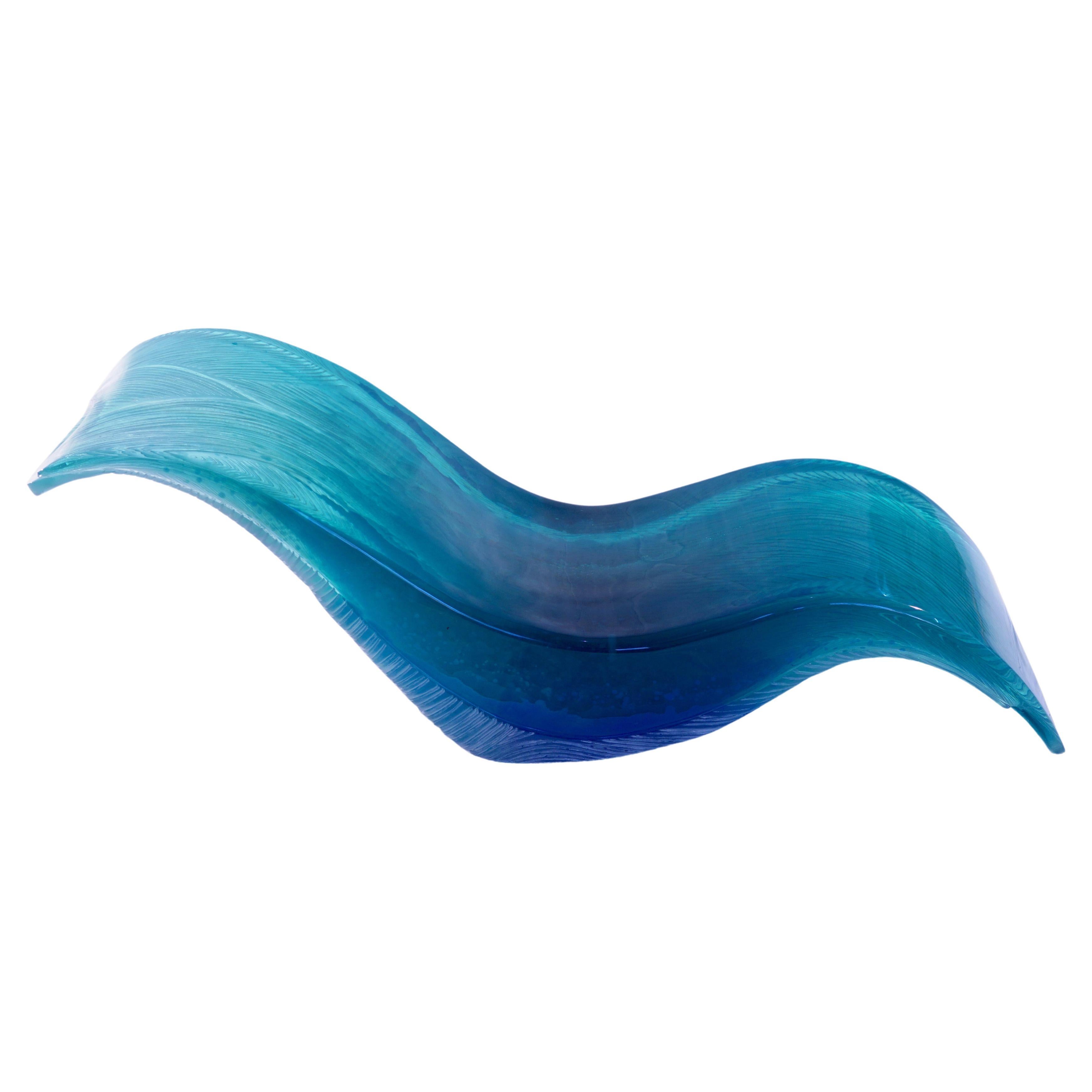 Wave Lounge di Eduard Locota. Design scultoreo in vetro acrilico turchese-blu