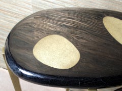 Set aus zwei Beistelltischen aus schwarzer Intarsienarbeit und strukturiertem Messing von Ginger Brown
