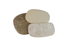 Tavolino con intarsi multicolore color crema di Ginger Brown