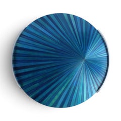 Plateau rond en acier inoxydable avec marqueterie de paille bleue, par Ginger Brown