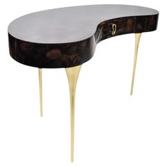 Bureau en forme de haricot, créé par Ginger Brown, avec une marqueterie marron