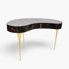 Bureau en forme de haricot, créé par Ginger Brown, avec une marqueterie marron