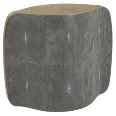 Handgefertigter Hocker aus Shagreen mit strukturiertem Messing von Ginger Brown