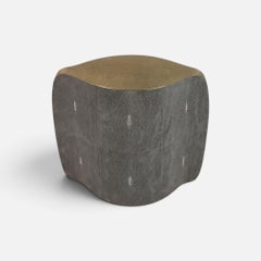 Handgefertigter Hocker aus Shagreen mit strukturiertem Messing von Ginger Brown