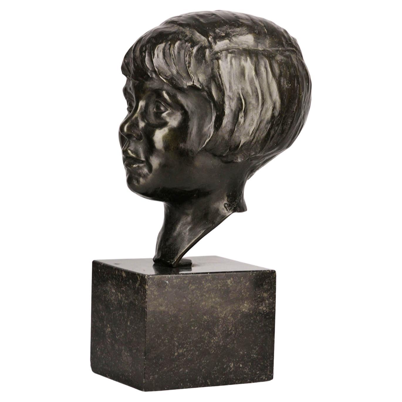 Sculpture d'une fille en bronze R. Scarpelli en vente