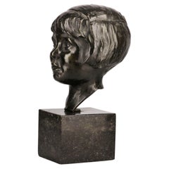 Sculpture d'une fille en bronze R. Scarpelli