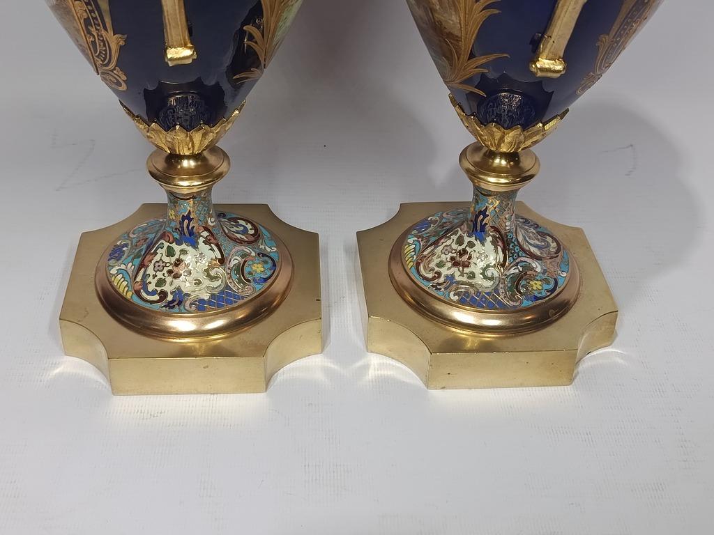 Early 20th Century Elegant pair of Sèvres-style porcelain vases For Sale