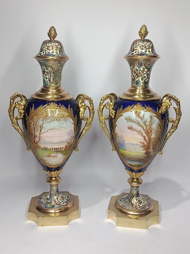 Enamel Elegant pair of Sèvres-style porcelain vases For Sale