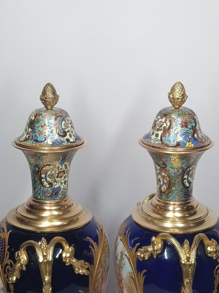 French Elegant pair of Sèvres-style porcelain vases For Sale