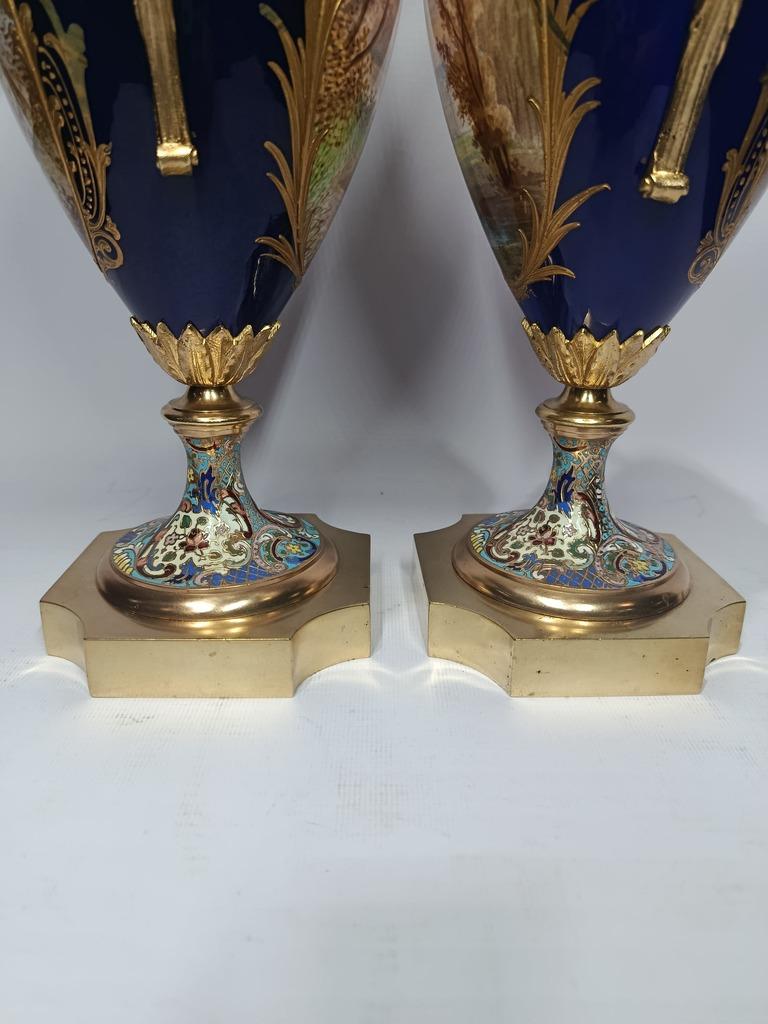 Elegant pair of Sèvres-style porcelain vases In Good Condition For Sale In Buenos Aires, Argentina