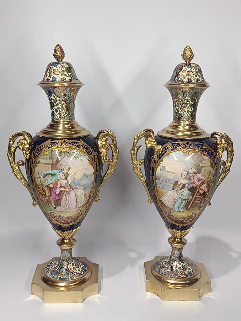Elegant pair of Sèvres-style porcelain vases For Sale 1