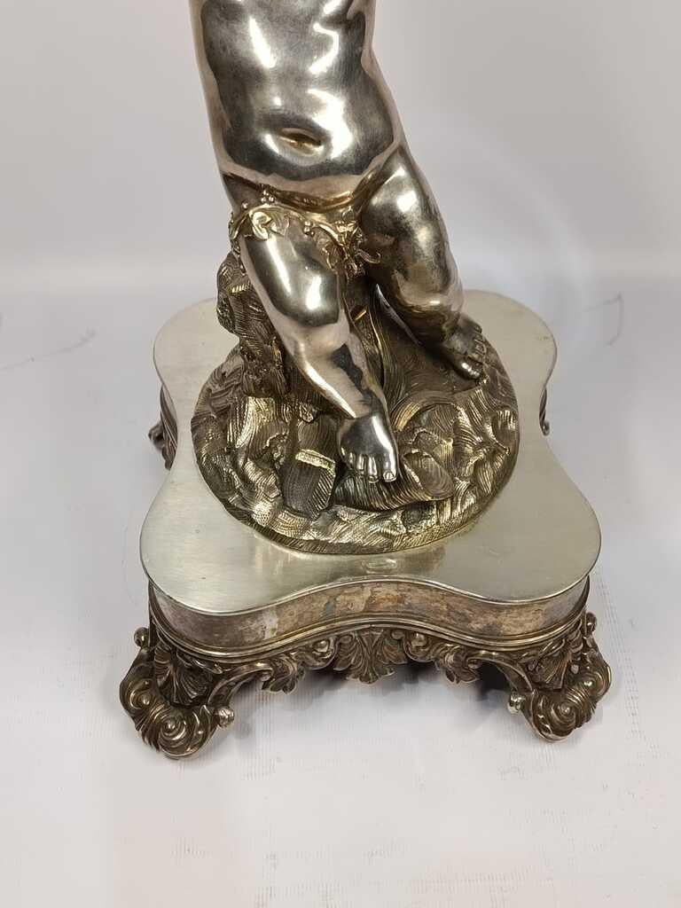 Anglais Paire de centres de table néoclassiques avec chérubins 1900 Angleterre en vente
