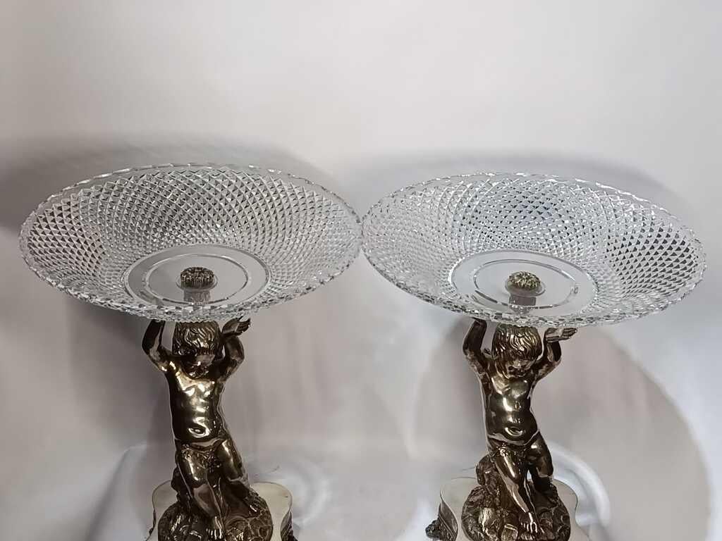 Paire de centres de table néoclassiques avec chérubins 1900 Angleterre en vente 1