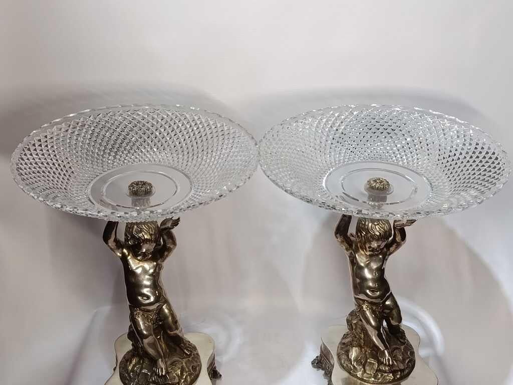 Paire de centres de table néoclassiques avec chérubins 1900 Angleterre en vente 2