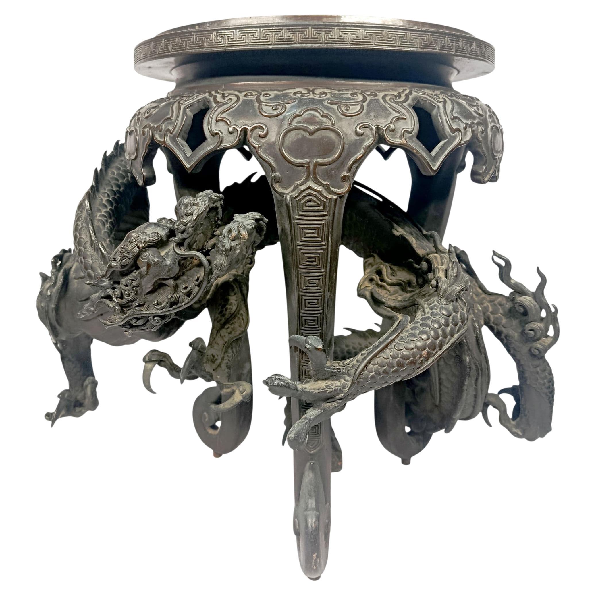 Piédestal japonais en bronze Meiji avec motif de dragon