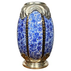 Vaso neoclassico francese del XIX secolo proveniente da Sarreguemines con decorazione ad acanto