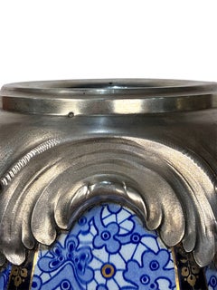 Vaso neoclassico francese del XIX secolo proveniente da Sarreguemines con decorazione ad acanto