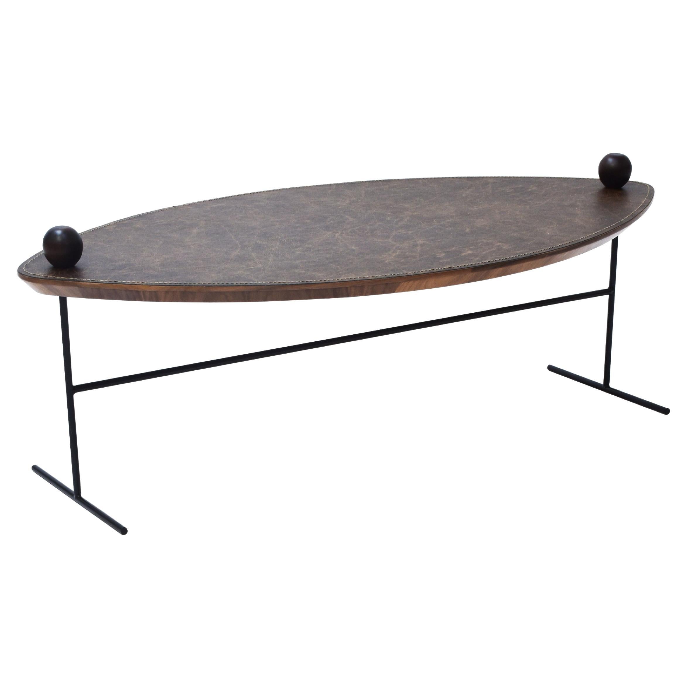 Table centrale "Leaf" en acier au carbone doré et plateau recouvert de cuir
