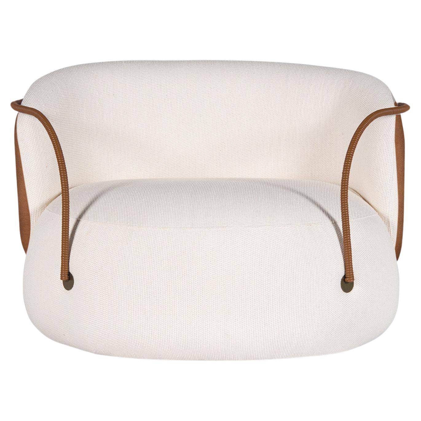 Pietra from Italian: Stone
The Pietra swivel armchair is designed with pure, organic shape. Covered with a mix of comfortable fabrics: off-white boucle on the front and polyester with a “natural skin” finish in coffee color on the back. It has a