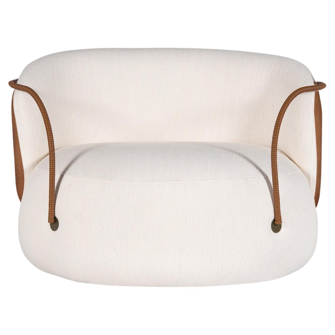 Pietra dall'italiano: Stone (Pietra)
La poltrona girevole Pietra è progettata con una forma pura e organica. Rivestito con un mix di tessuti confortevoli: boucle bianco sporco sul davanti e poliestere con finitura 