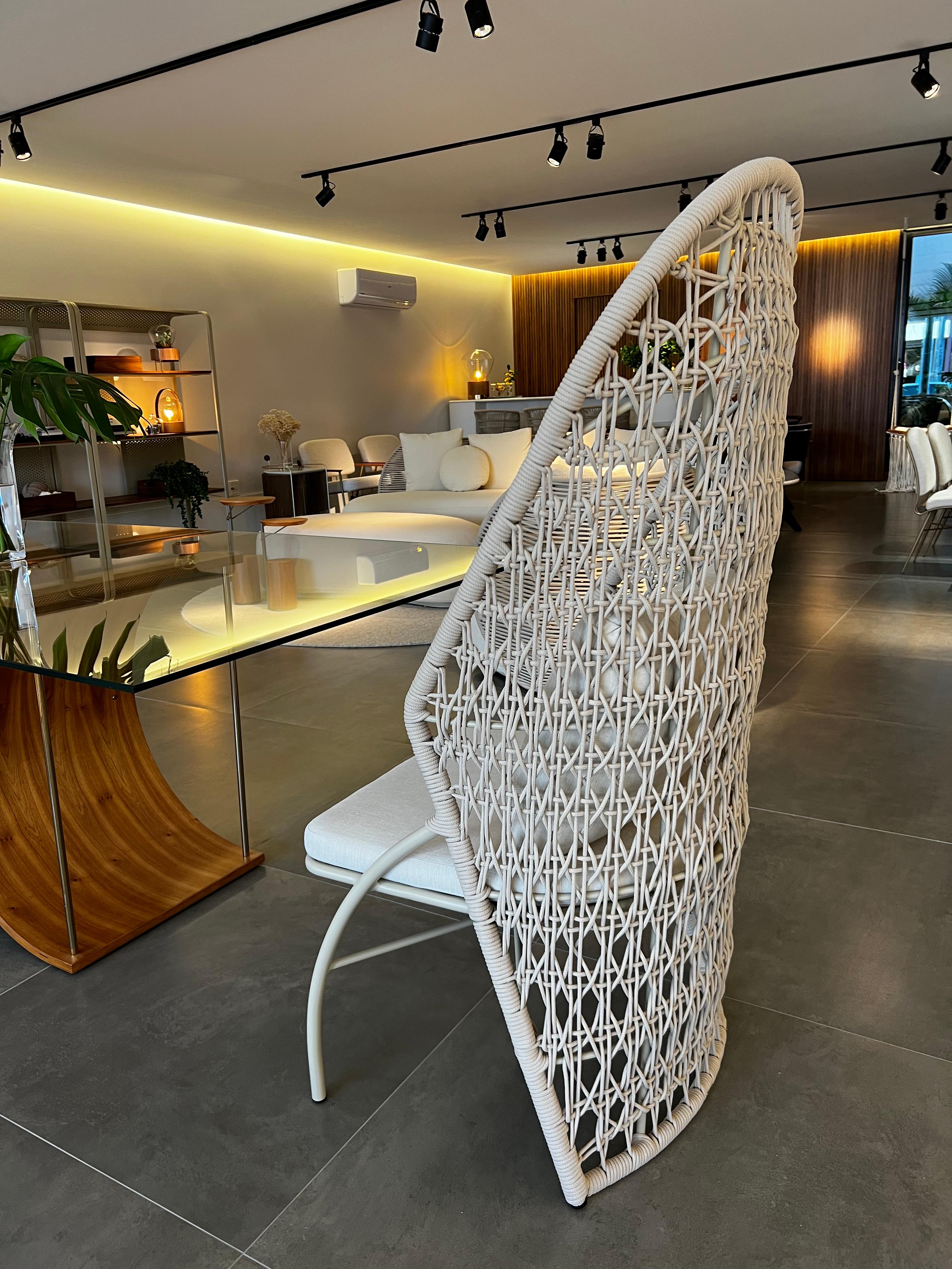 La poltrona Belize si ispira alla natura lussureggiante delle barriere coralline del Belize.
Le sue caratteristiche curvilinee in alluminio materializzano l'anima del progetto in ogni minimo dettaglio della treccia di corda navale fatta a mano, la