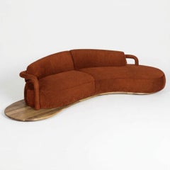 Organisches Sofa "Felicità" aus Bouclé-Aluminium und Teka-Holz