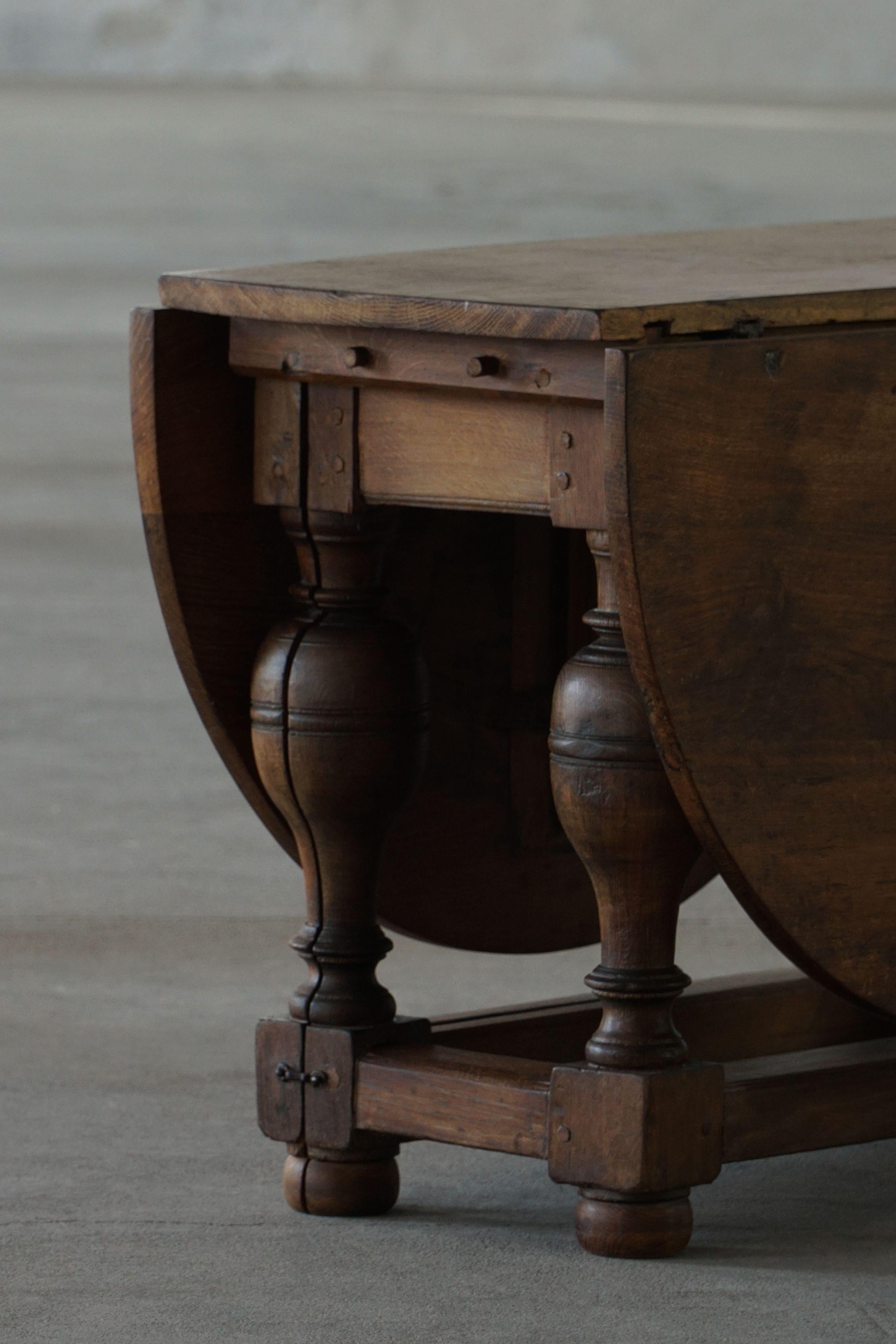 Antique Baroque Drop-Leaf Table in Oak, Danish Cabinetmaker, 19th Century In Good Condition For Sale In Odense, DK