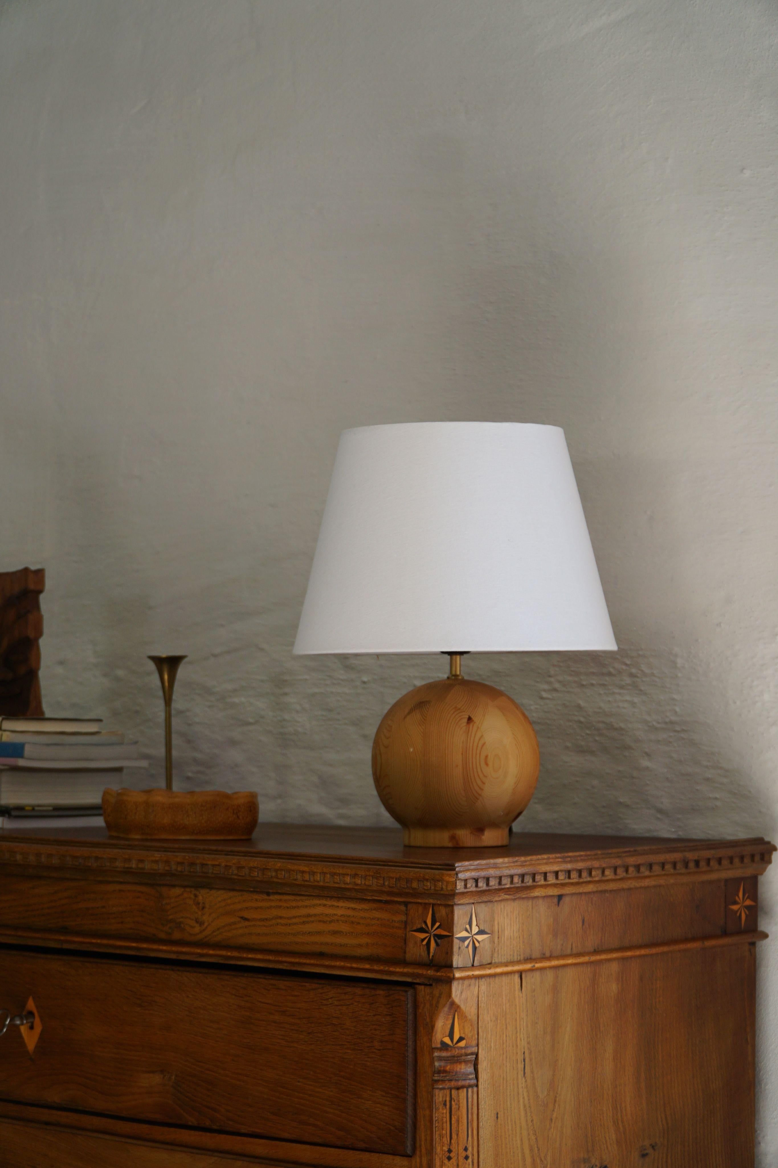 Eine schöne runde skulpturale Vintage-Tischlampe aus massivem Kiefernholz. Hergestellt von einem dänischen Möbelschreiner in den 1980er Jahren. Er passt zu vielen Einrichtungsstilen. Ein modernes, klassisches, skandinavisches oder ein Art Deco