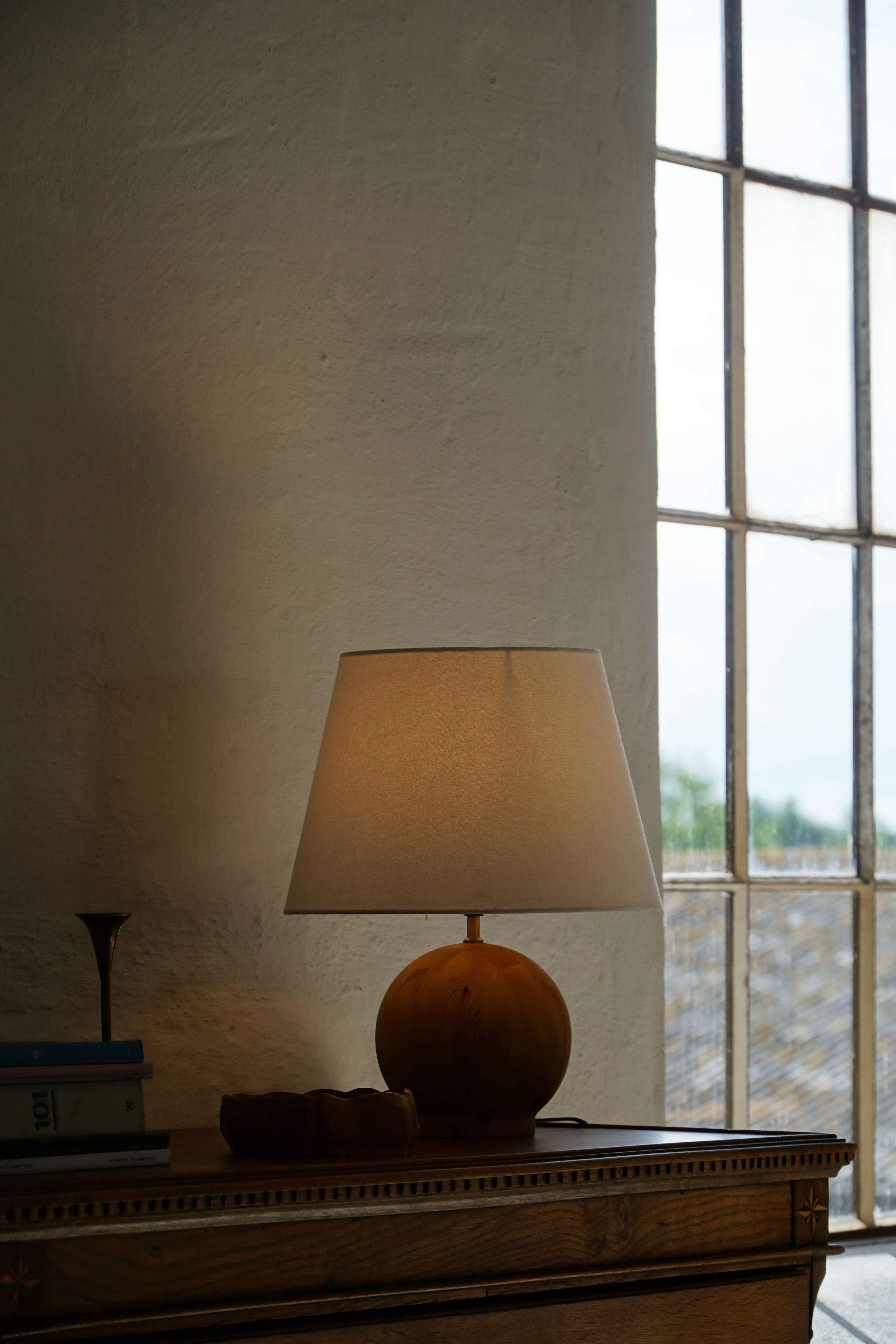 Runde Holztischlampe, Dänische Moderne, Massivkiefer, 1980er Jahre (Kiefernholz) im Angebot