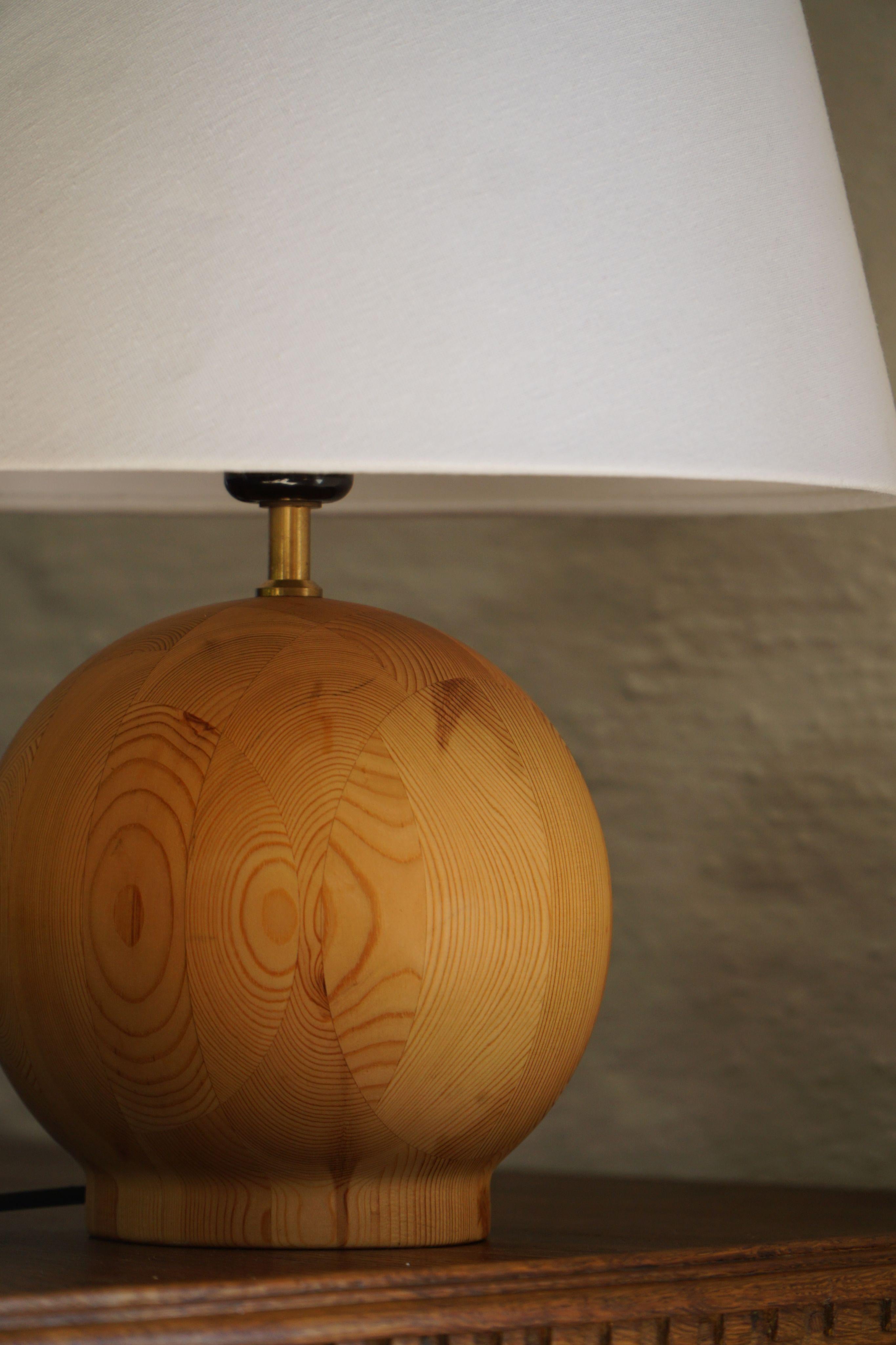 Runde Holztischlampe, Dänische Moderne, Massivkiefer, 1980er Jahre (Skandinavische Moderne) im Angebot