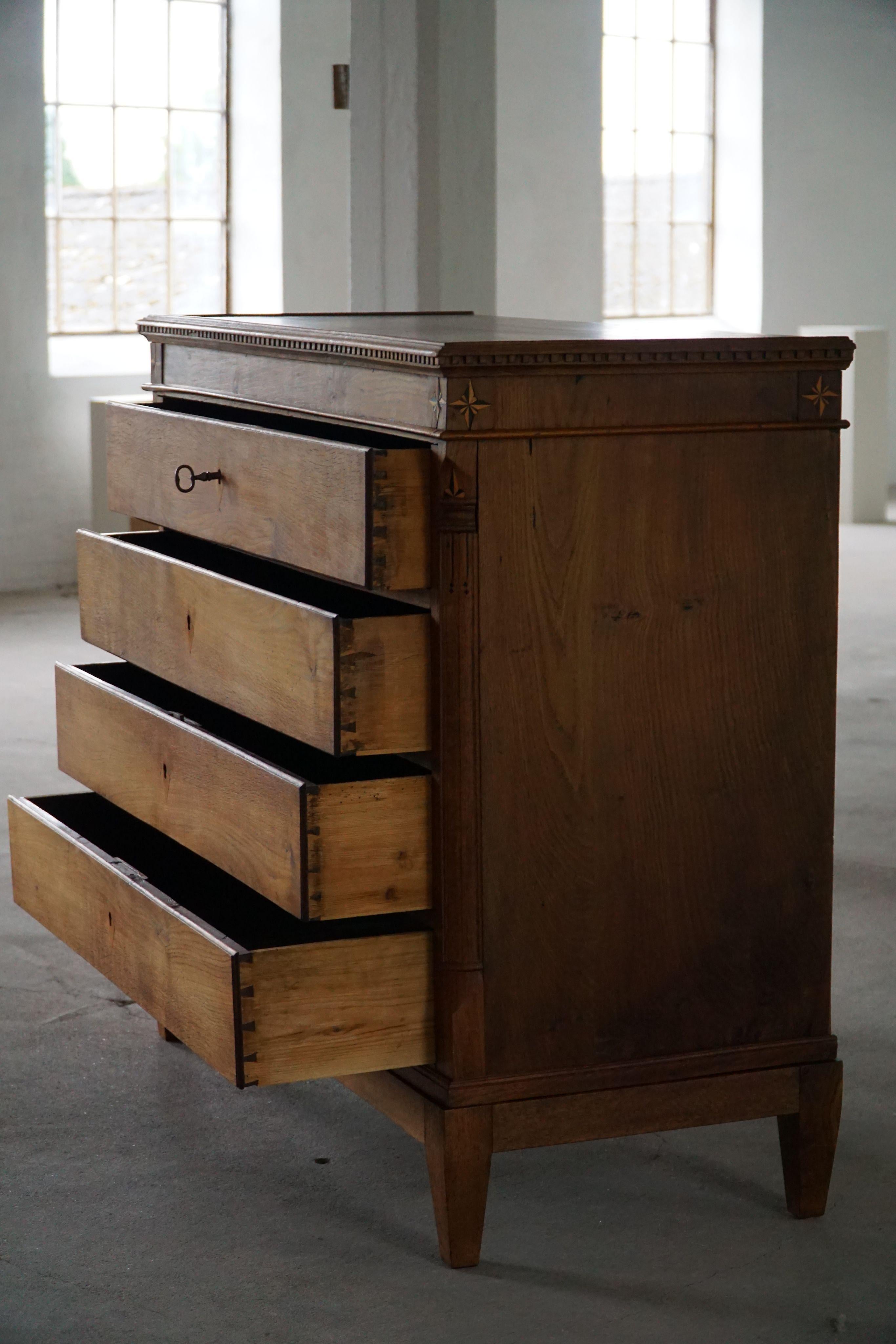 Ancienne commode danoise en Oak, réalisée à la fin du 18ème siècle, Louis XVI en vente 6