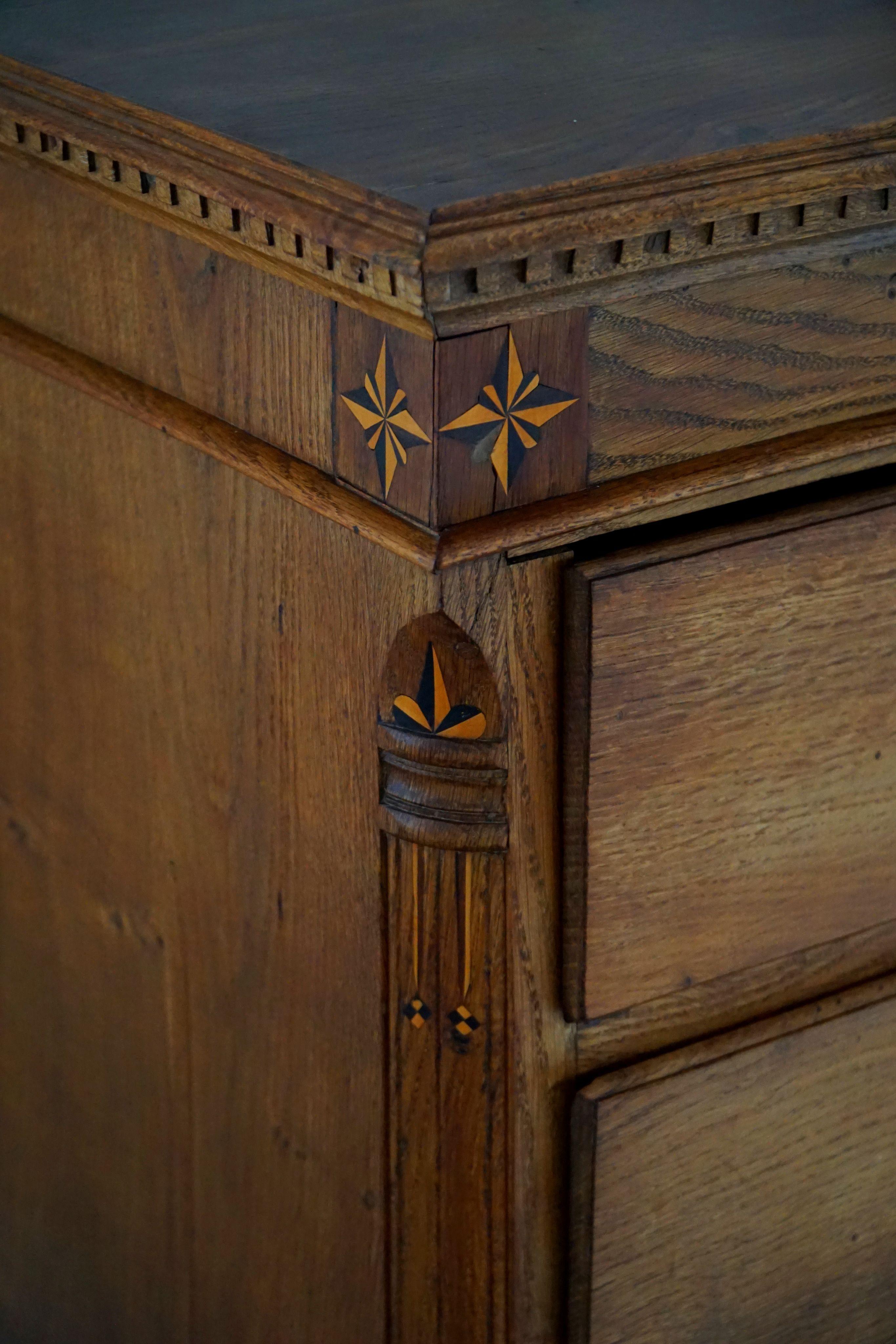 Chêne Ancienne commode danoise en Oak, réalisée à la fin du 18ème siècle, Louis XVI en vente