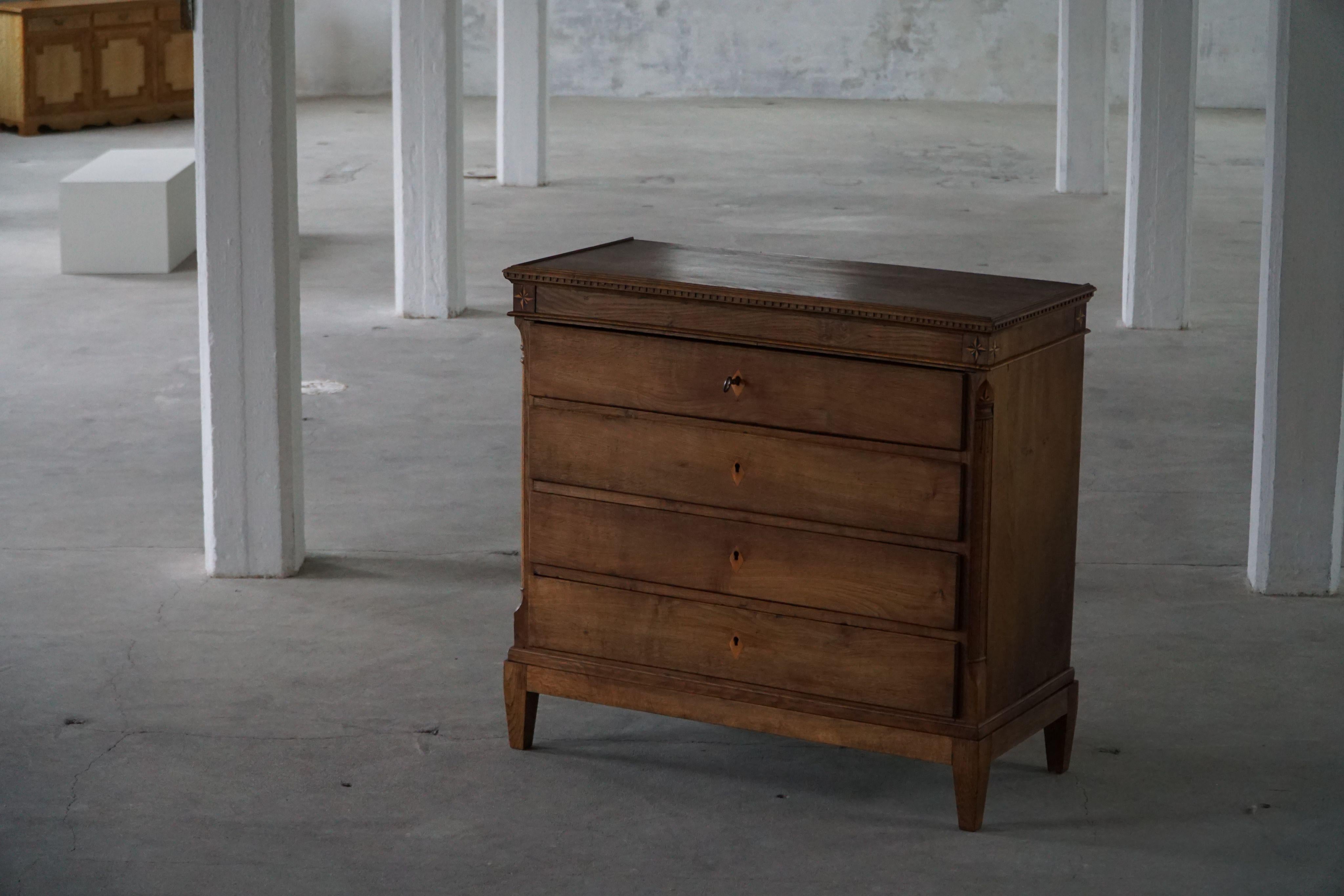 Ancienne commode danoise en Oak, réalisée à la fin du 18ème siècle, Louis XVI Bon état - En vente à Odense, DK