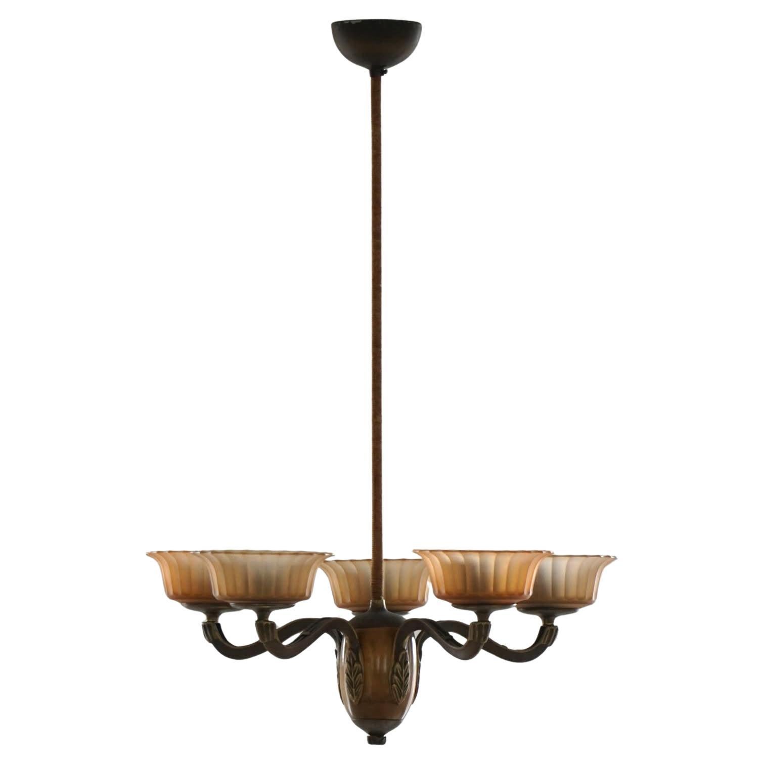 Lampadario '1383/5' di Paavo Tynell in ottone, Wood e vetro ambrato per Taito, anni '30