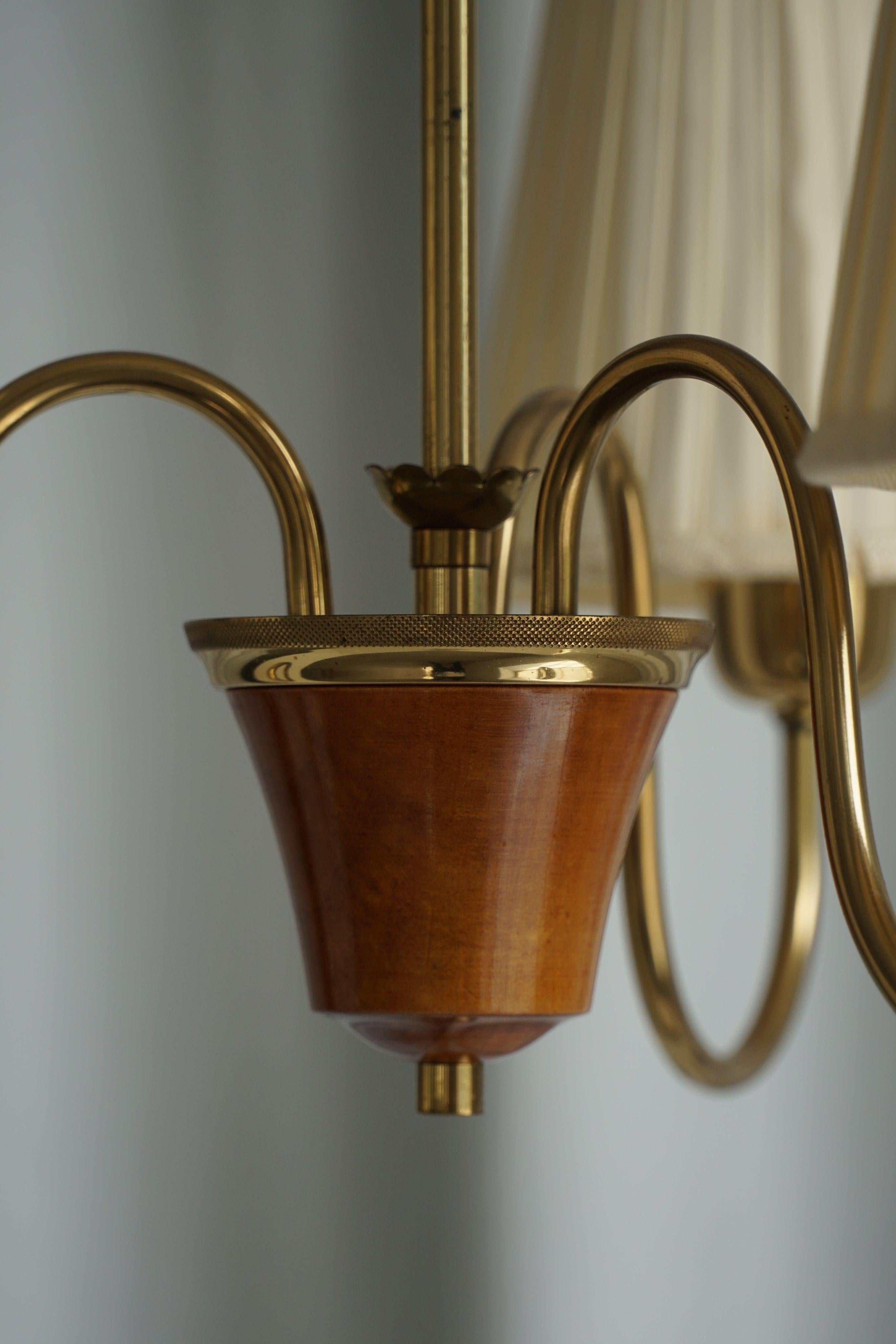 Art Déco Lampadario svedese del Mid Century Modern a 3 bracci, ottone e paralumi in seta, anni '50 in vendita